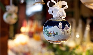 Eine Auswahl an Christbaumkugeln erwarten Gäste auf Weihnachtsmärkte